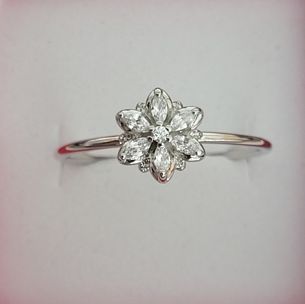 Emarati Gold plated Daisy flower white crystal work cocktail Ring size 7 /size 9